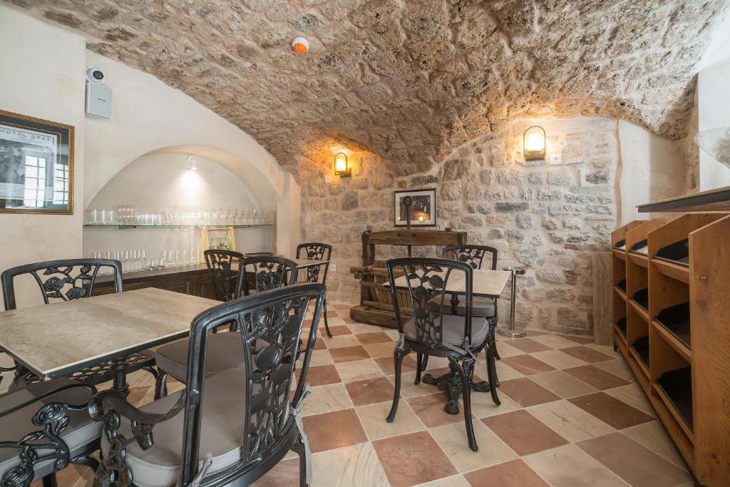 Breakfast & Room Service